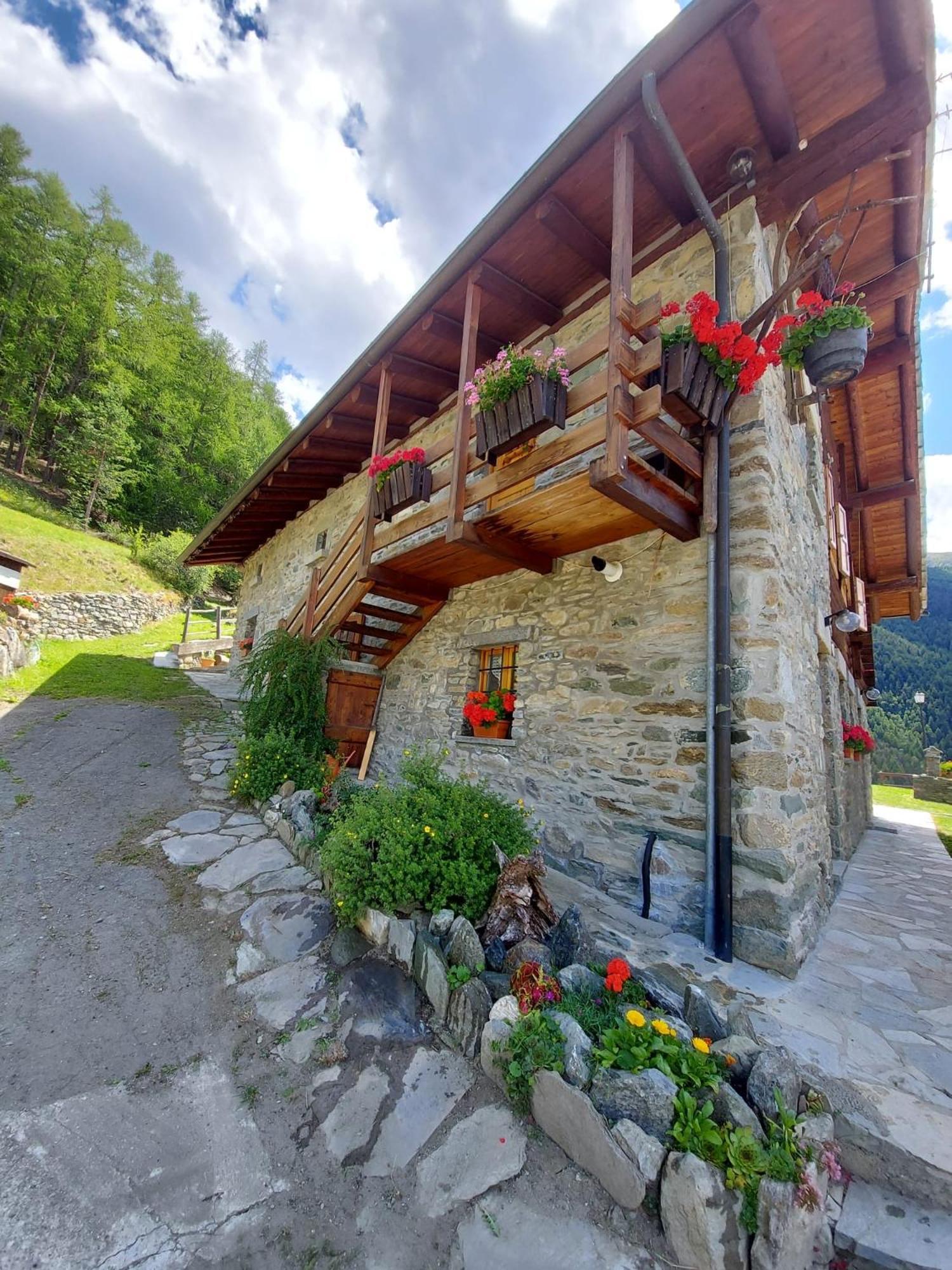 Monolocale Di Montagna Guest House Gressan Ngoại thất bức ảnh